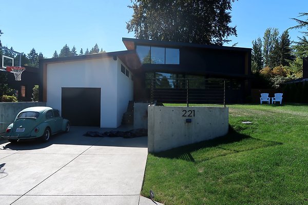 221 110th Ave SE Bellevue House