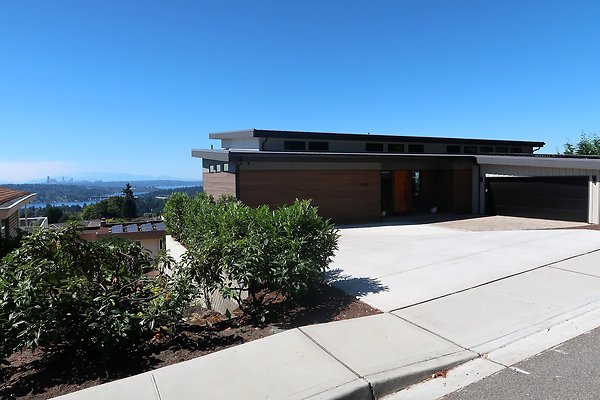 4405 Somerset Dr SE Bellevue House Ext - 5